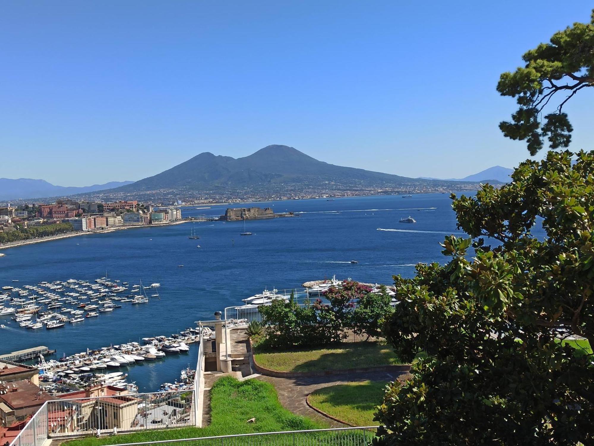 Monocamera Con Terrazzogiardino -Studette -Zona Panoramica Posillipo Napoli Bagian luar foto