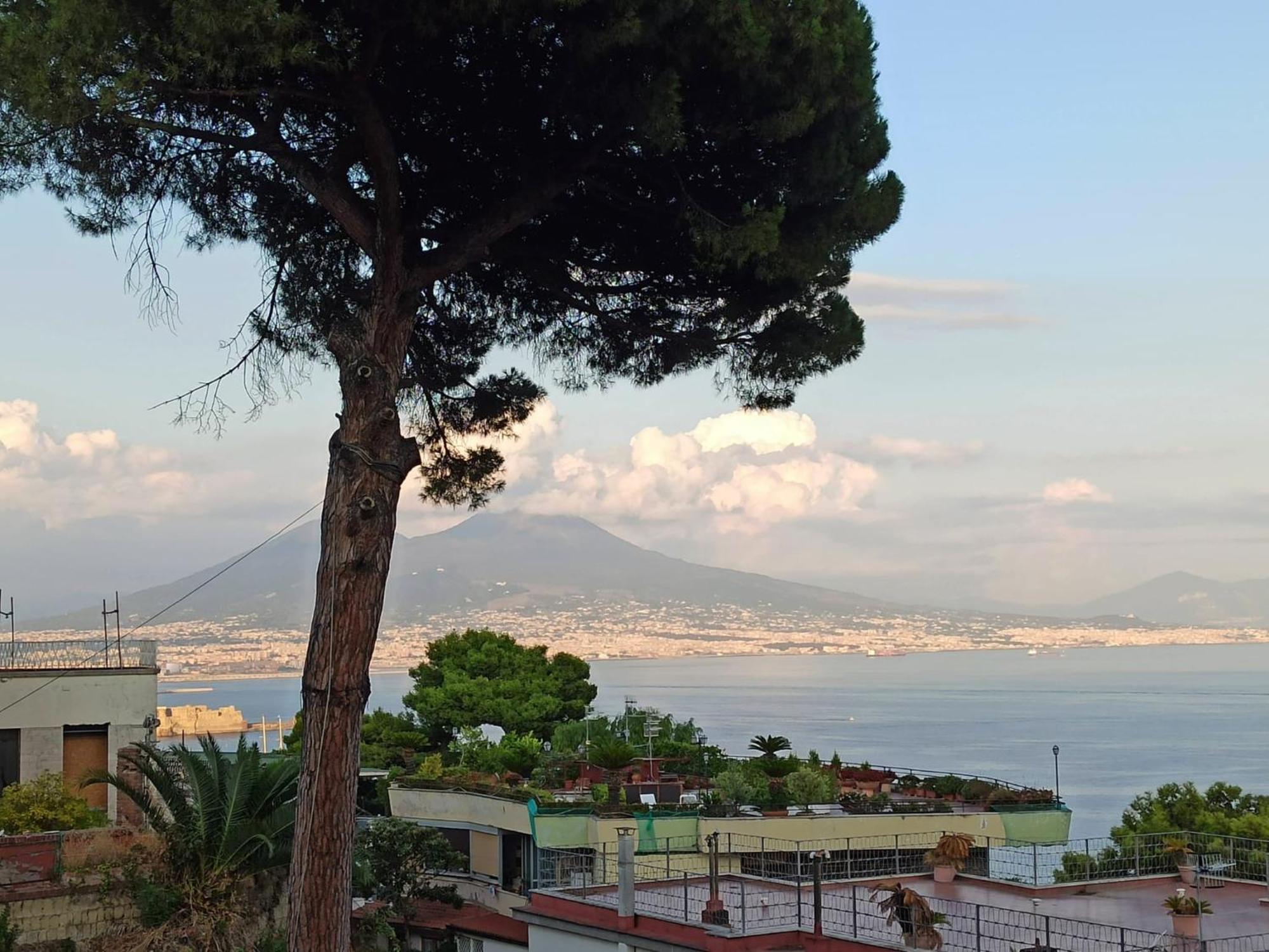 Monocamera Con Terrazzogiardino -Studette -Zona Panoramica Posillipo Napoli Bagian luar foto